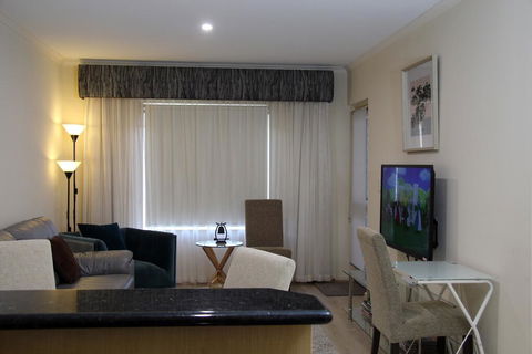 ADELAIDE CBD APARTMENT - 3BR, 2BATH & CARPARK - Kawana Tourism 1