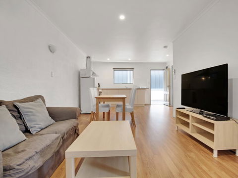 Adelaide Holiday Homes - Kawana Tourism 2