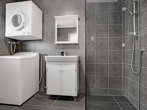 Adelaide Holiday Homes - Kawana Tourism 3