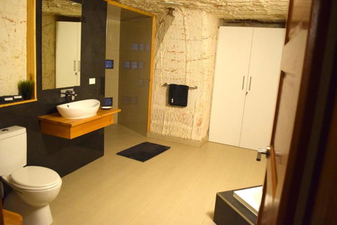 Dug Out B&B - Kawana Tourism 3