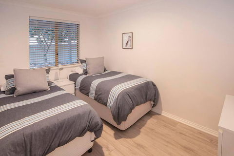 Eagle Bay Summerhaus - Kawana Tourism 4