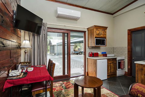 Eagle Foundry Bed & Breakfast - Kawana Tourism 3