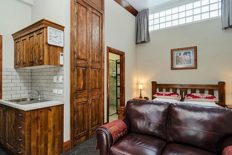 Eagle Foundry Bed & Breakfast - Kawana Tourism 1