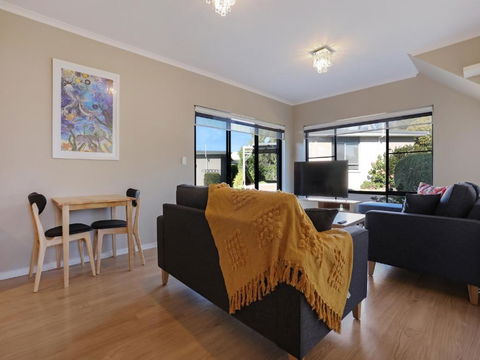 Eagle Heights Holiday Units - Kawana Tourism 2