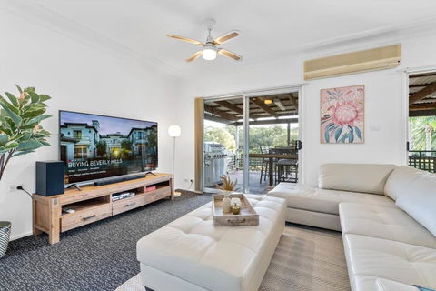East Hills Waterfront Bliss - Kawana Tourism 3