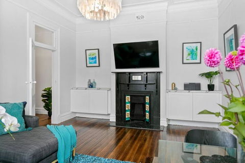 EDW19 - Stylish 2-Bed, 2-Bath Townhose In Drummoyne - Kawana Tourism 2