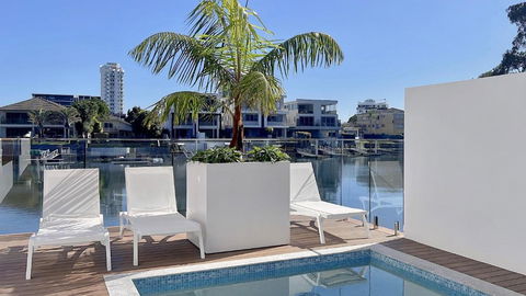 E.S. Surfers Paradise - Kawana Tourism 0