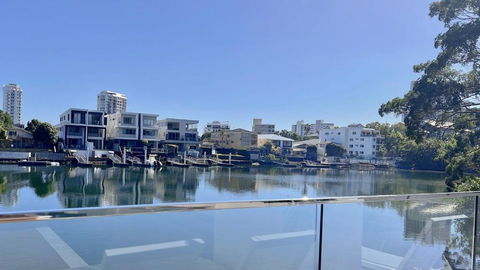 E.S. Surfers Paradise - Kawana Tourism 1