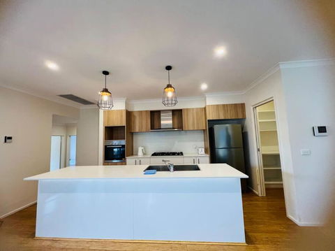 Entire 4 BR House In Moncrieff Close To Playground - Kawana Tourism 0