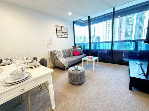 ES2410-2Bed 2Bath Vision Apt With Balcony, Pool & Gym - Kawana Tourism 4