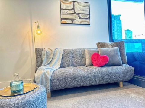 ES2410-2Bed 2Bath Vision Apt With Balcony, Pool & Gym - Kawana Tourism 1