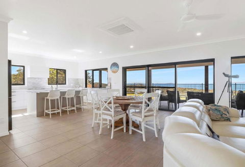 ESCAPE WITH A VIEW - Kawana Tourism 0