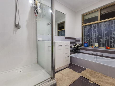 Entire House With 4 Bedrooms Fully Air Conditioned - Kawana Tourism 1
