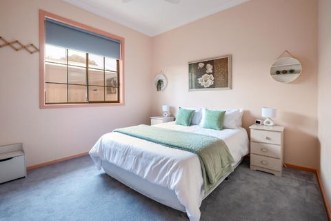 Family Beach House Near Barwon River & Beaches - Kawana Tourism 0