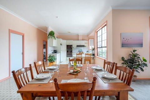 Family Beach House Near Barwon River & Beaches - Kawana Tourism 3