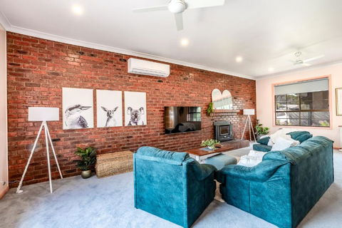 Family Beach House Near Barwon River & Beaches - Kawana Tourism 4