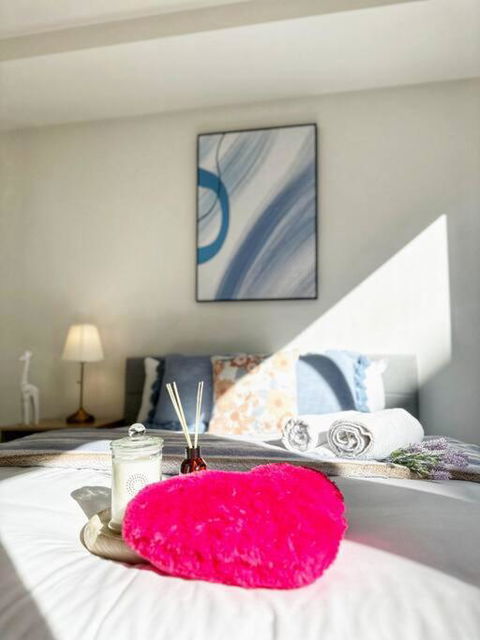 FC104 -1 BATH 2 BR Modern Oasis With, Pool & Gym - Kawana Tourism 0