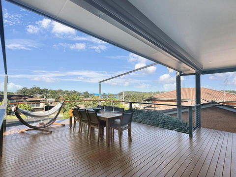 Fab 3-Bed Stay With Great Outdoors & Water Views - Kawana Tourism 1