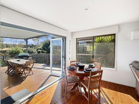 Fab 3-Bed Stay With Great Outdoors & Water Views - Kawana Tourism 4