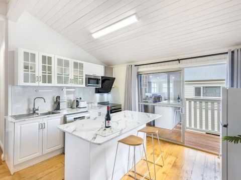 Family Friendly Cozy 4BR House At Annerley - Kawana Tourism 0