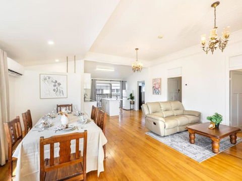 Family Friendly Cozy 4BR House At Annerley - Kawana Tourism 2