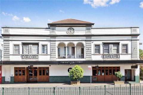 GLAD1 - Monash Rd - Gladesville - Kawana Tourism 2