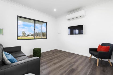 Glenowrie Cottage - 1 King 2 Singles Near Cadia - Kawana Tourism 1