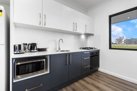 Glenowrie Cottage - 1 King 2 Singles Near Cadia - Kawana Tourism 3
