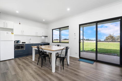 Glenowrie Cottage - 1 King 2 Singles Near Cadia - Kawana Tourism 4