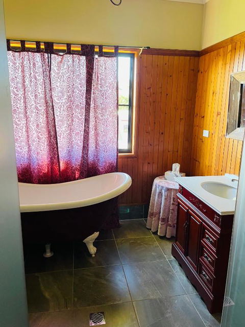 GOLDEN LACE B&B - Kawana Tourism 3