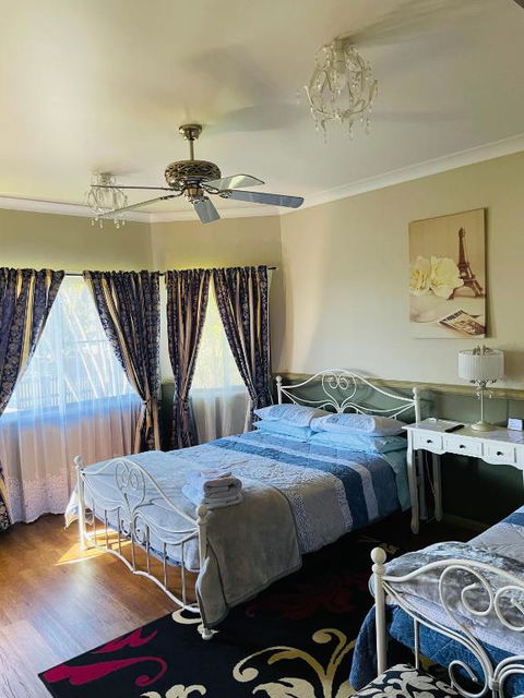 GOLDEN LACE B&B - Kawana Tourism 4