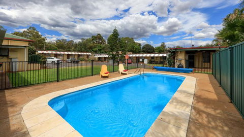 Golden Peak Motel PeakHill - Kawana Tourism 1