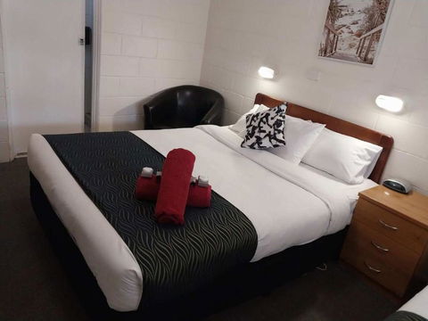 Golden Peak Motel PeakHill - Kawana Tourism 0