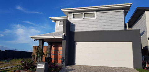 Hampton Homestay - Kawana Tourism 0