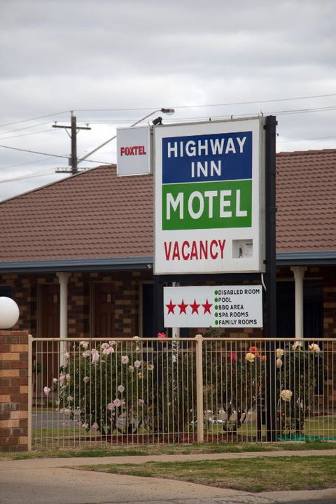 Highway Inn Motel - Kawana Tourism 3