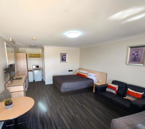 Highway Inn Motel - Kawana Tourism 1