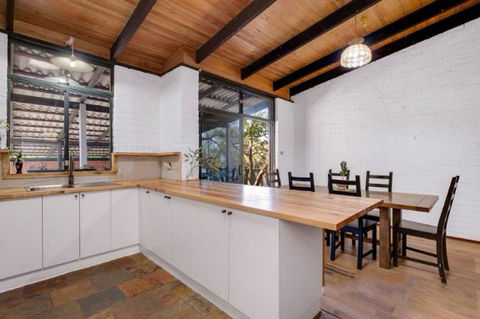 Hillside Retreat- Your Tranquil Home Away - Kawana Tourism 3