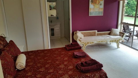 Hilltop Hideaway - Kawana Tourism 3