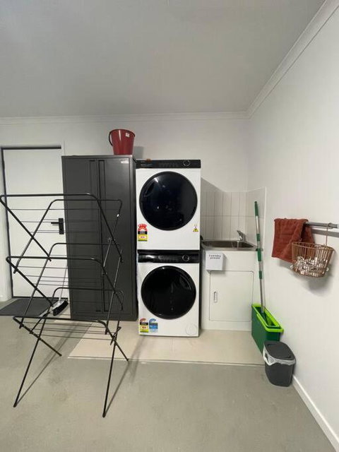 Home In Brighton - Kawana Tourism 3