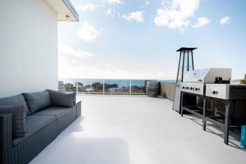 Idyllic Weymouth Retreat With Ocean Views - Kawana Tourism 0