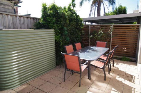 Adrift, 5B Scott Street - Kawana Tourism 3