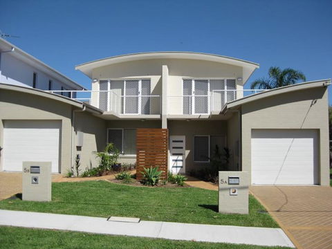 Adrift, 5B Scott Street - Kawana Tourism 1