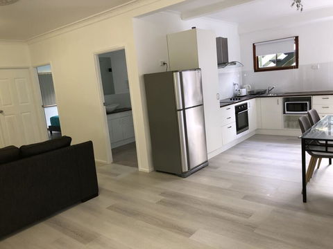 Airlie Getaway Unit 3 - Kawana Tourism 3