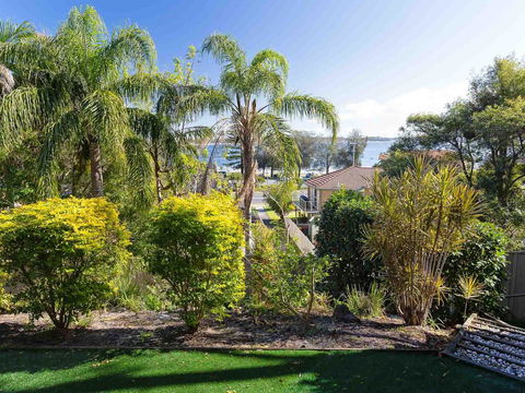 Aislinn' 3/273 Corrie Parade - Air Con, Water Views, BBQ - Kawana Tourism 3