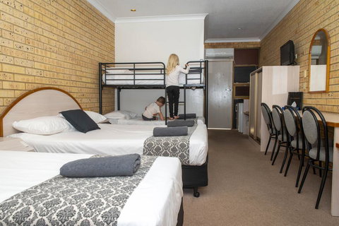 Albert Park Motor Inn - Kawana Tourism 1