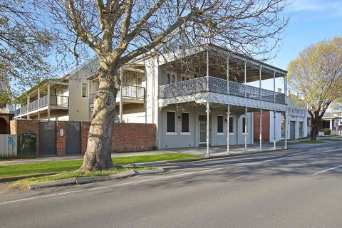 Albury Suites - Waterstreet - Kawana Tourism 1