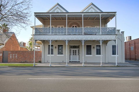 Albury Suites - Waterstreet - Kawana Tourism 0