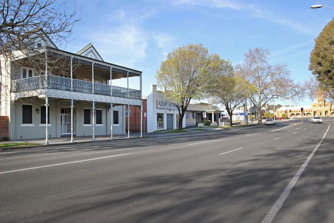 Albury Suites - Waterstreet - Kawana Tourism 2