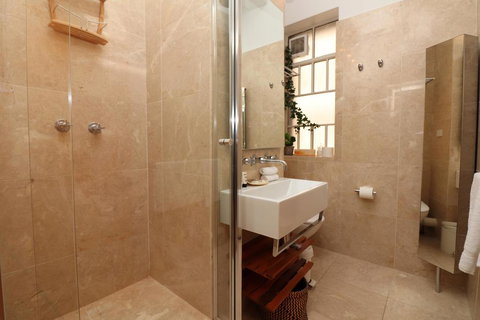 Alcaston House - Parliament House 300m, WiFi, Netflix - Kawana Tourism 3