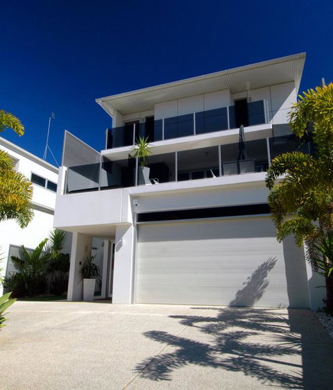 Alex Beach House - Kawana Tourism 3